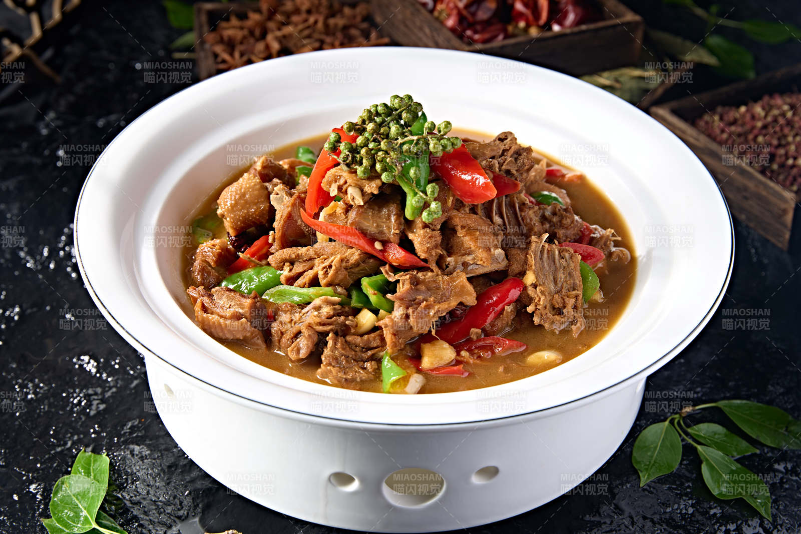 中餐美食藤椒彩椒炖柴鸡块