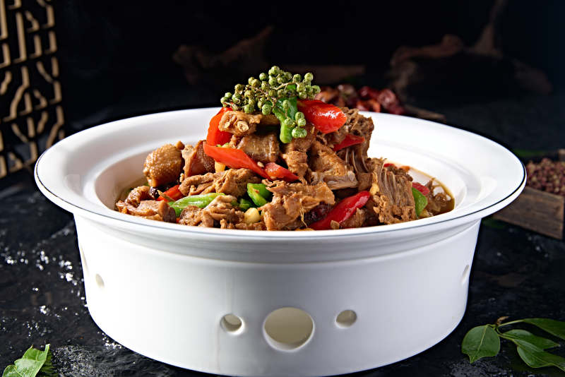 中餐美食藤椒彩椒炖柴鸡块