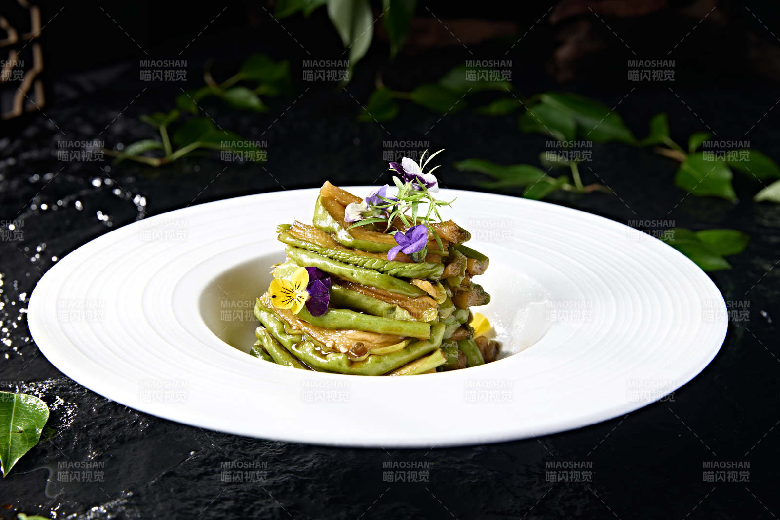 白色瓷盘装的腌渍酱佛手瓜切片