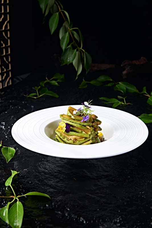 白色瓷盘装的腌渍酱佛手瓜切片