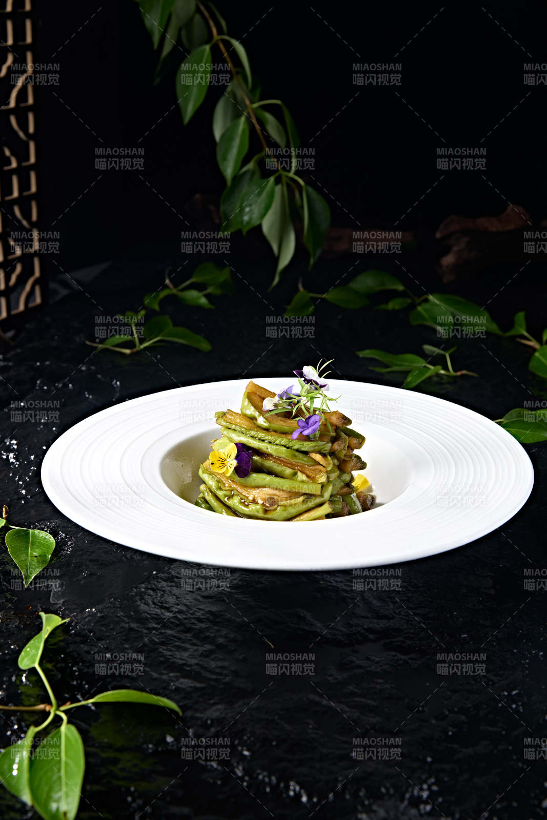 白色瓷盘装的腌渍酱佛手瓜切片