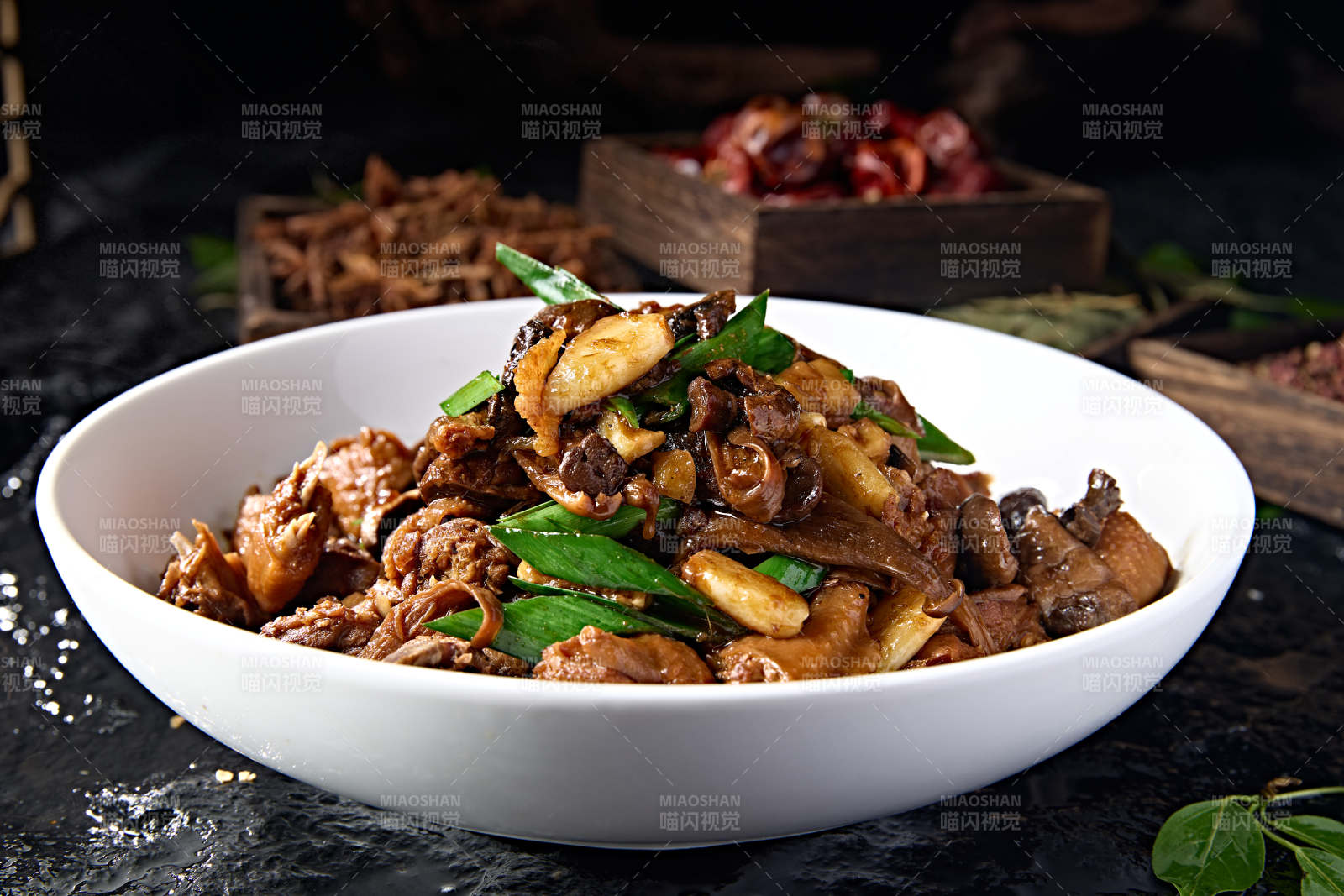 中餐美食蒜子醬香松蘑燒柴雞塊