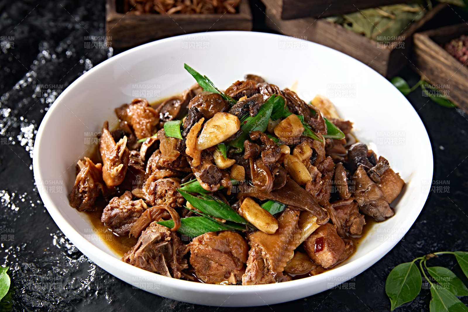 中餐美食蒜子酱香松蘑烧柴鸡块