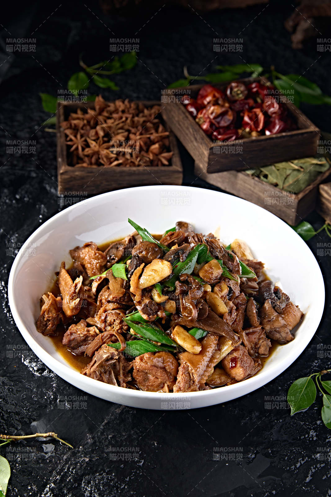 中餐美食蒜子醬香松蘑燒柴雞塊