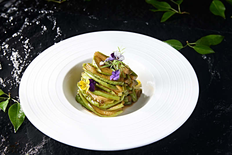 白色瓷盘装的腌渍酱佛手瓜切片