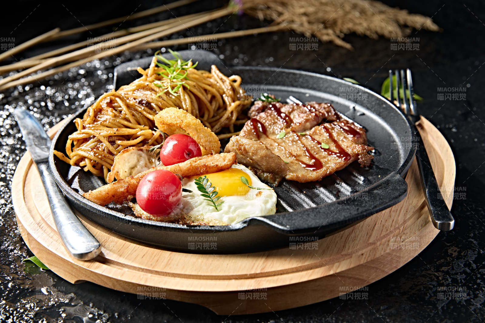 西餐沒事煎安格斯牛排配黑胡椒醬意面