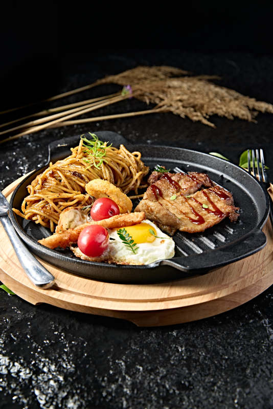 西餐没事煎安格斯牛排配黑胡椒酱意面