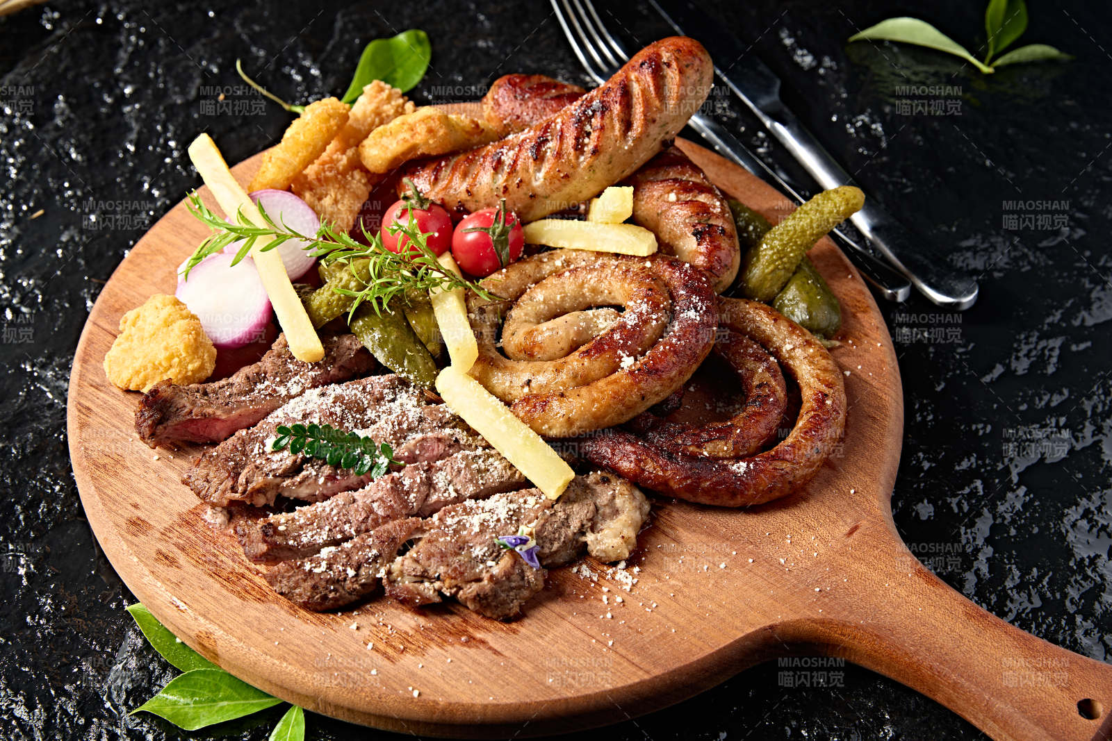 西餐美食牛排烤香肠炸鸡蔬菜拼盘