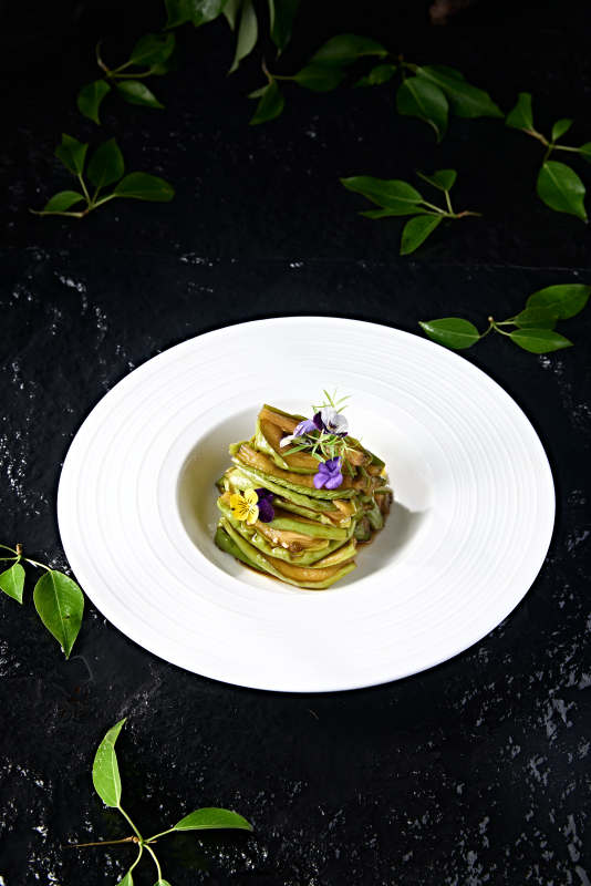 白色瓷盘装的腌渍酱佛手瓜切片