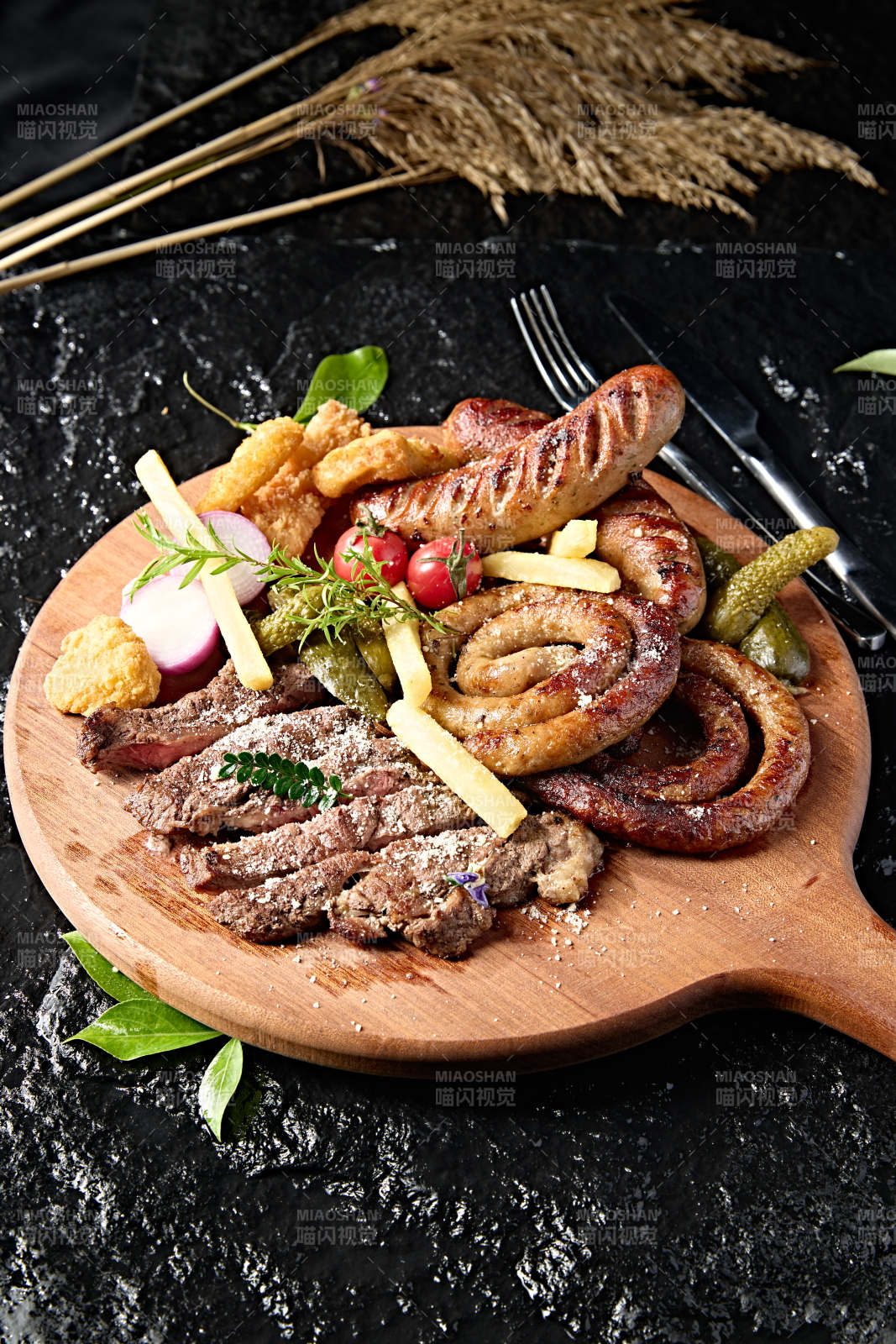 西餐美食牛排烤香肠炸鸡蔬菜拼盘