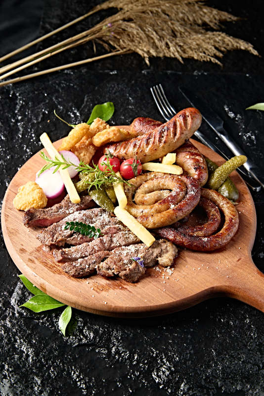 西餐美食牛排烤香肠炸鸡蔬菜拼盘