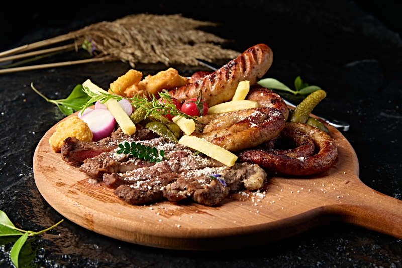 西餐美食牛排烤香肠炸鸡蔬菜拼盘