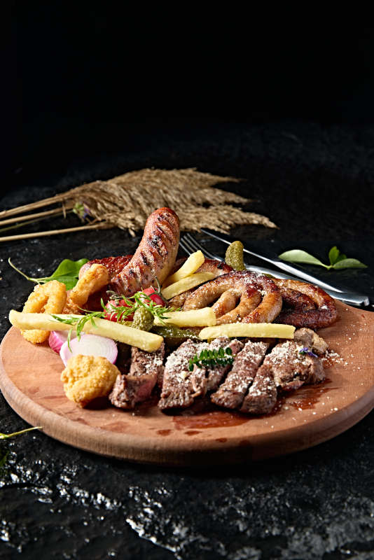 西餐美食牛排烤香肠炸鸡蔬菜拼盘