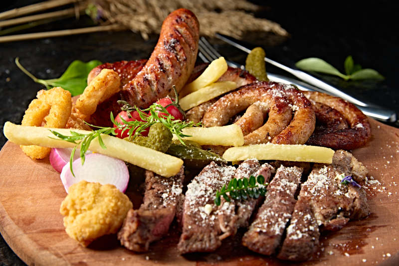 西餐美食牛排烤香肠炸鸡蔬菜拼盘