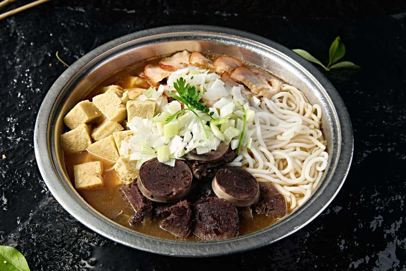 蒙餐美食血肠烧肉冻豆腐炖粉条