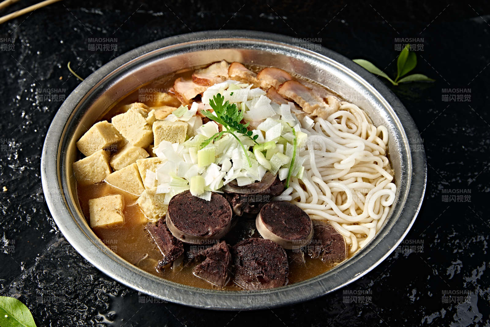 蒙餐美食血肠烧肉冻豆腐炖粉条