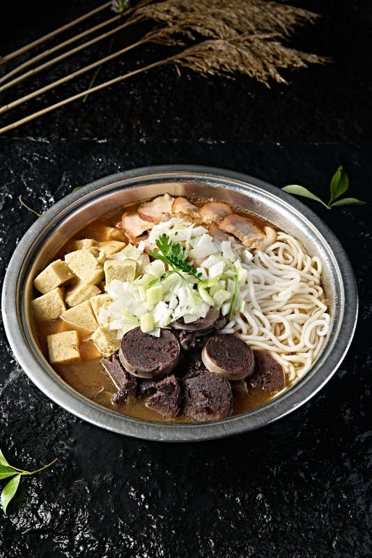 蒙餐美食血肠烧肉冻豆腐炖粉条