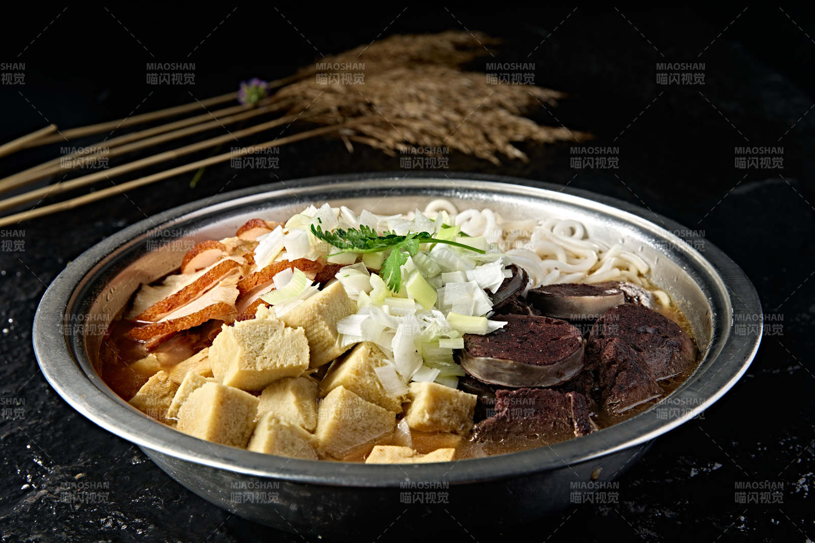 蒙餐美食血肠烧肉冻豆腐炖粉条