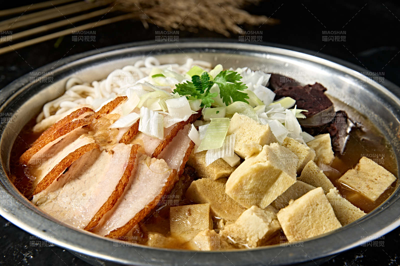 蒙餐美食血肠烧肉冻豆腐炖粉条