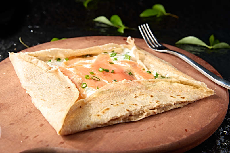 西餐美食三文鱼奶油芝士煎饼