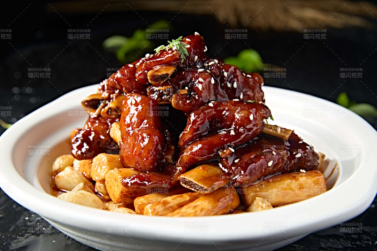 中餐美食蒜子排骨烧铁棍山药