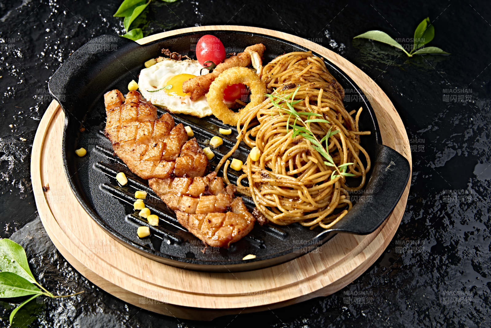 西餐美食黑胡椒意面雞蛋配煎雞胸肉