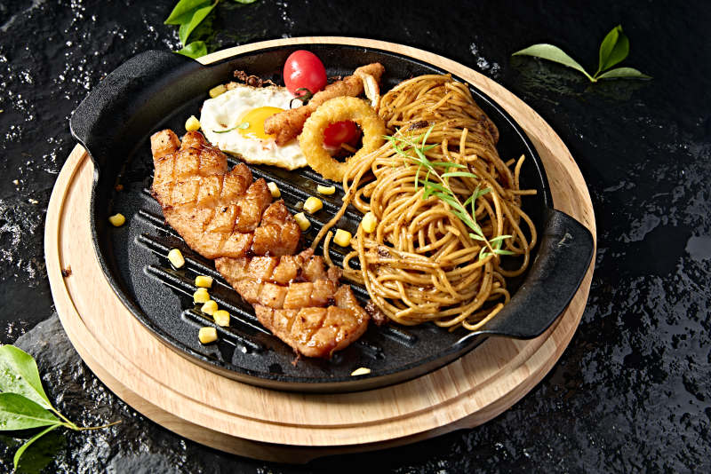 西餐美食黑胡椒意面鸡蛋配煎鸡胸肉