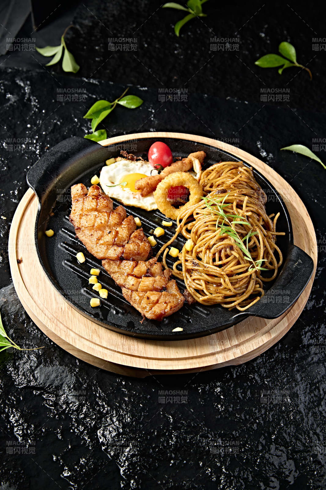 西餐美食黑胡椒意面雞蛋配煎雞胸肉