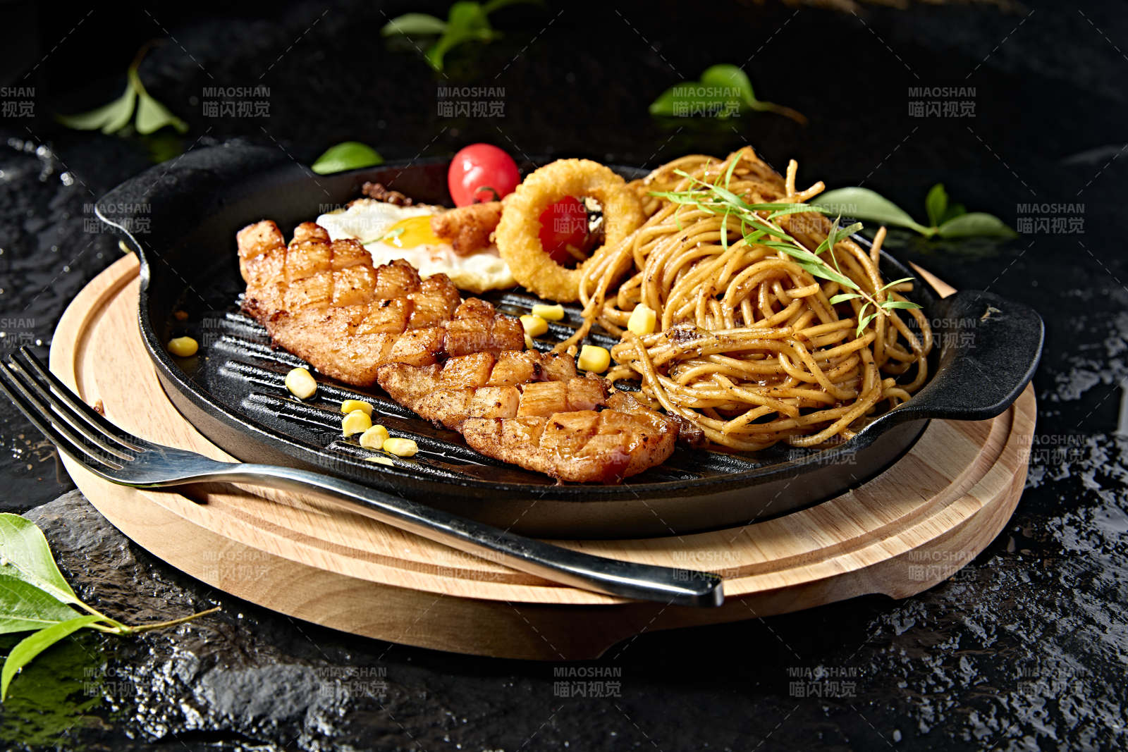 西餐美食黑胡椒意面鸡蛋配煎鸡胸肉