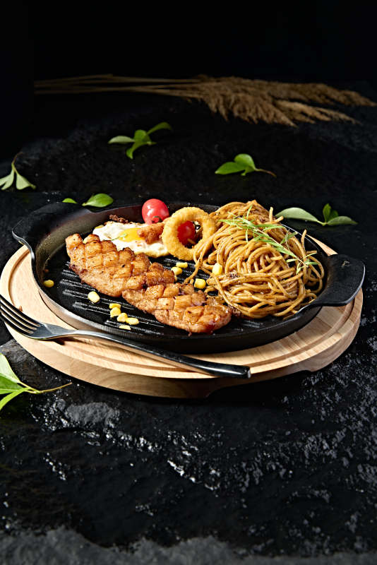 西餐美食黑胡椒意面鸡蛋配煎鸡胸肉