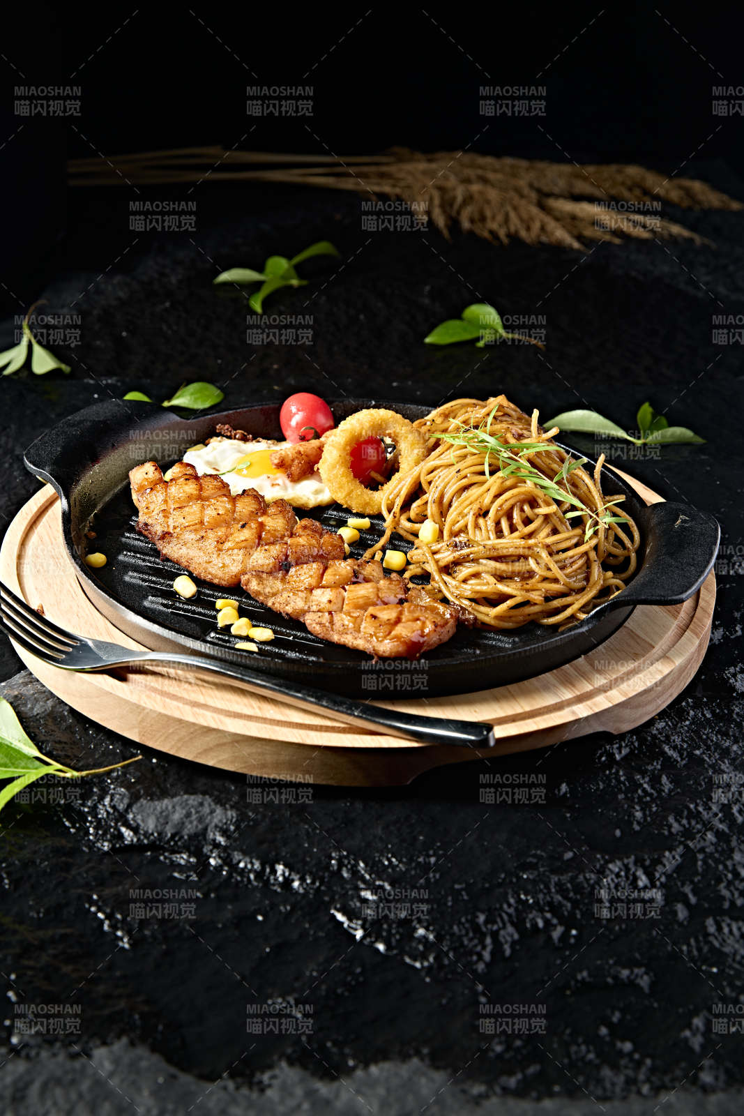 西餐美食黑胡椒意面雞蛋配煎雞胸肉