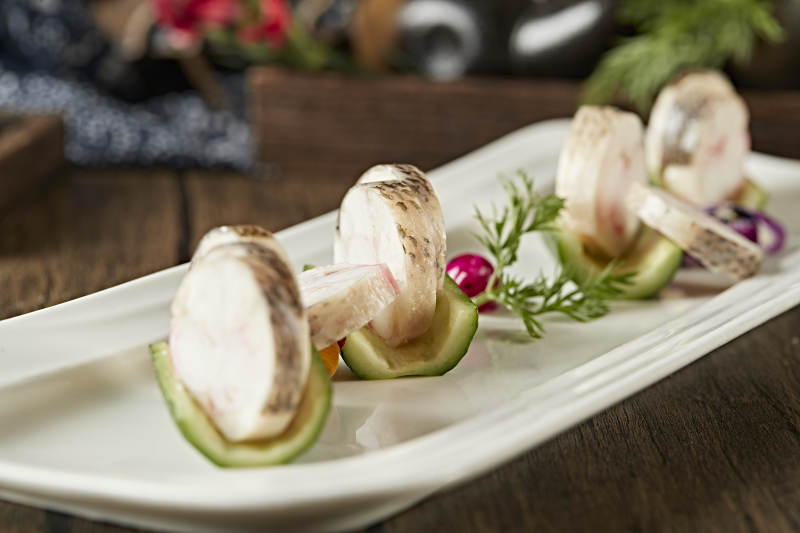 鳕鱼卷包蟹腿肉切片