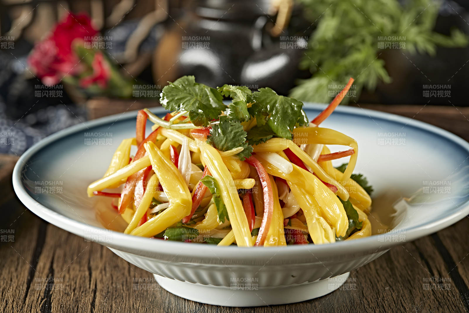 彩椒丝香菜叶巧拌野生黄花菜