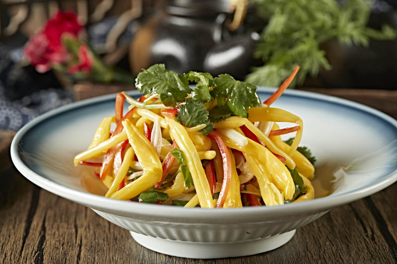 彩椒丝香菜叶巧拌野生黄花菜