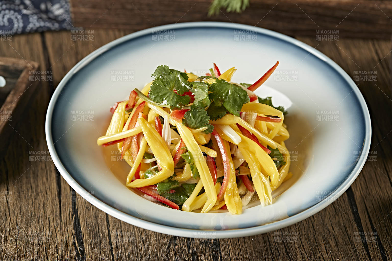 彩椒丝香菜叶巧拌野生黄花菜