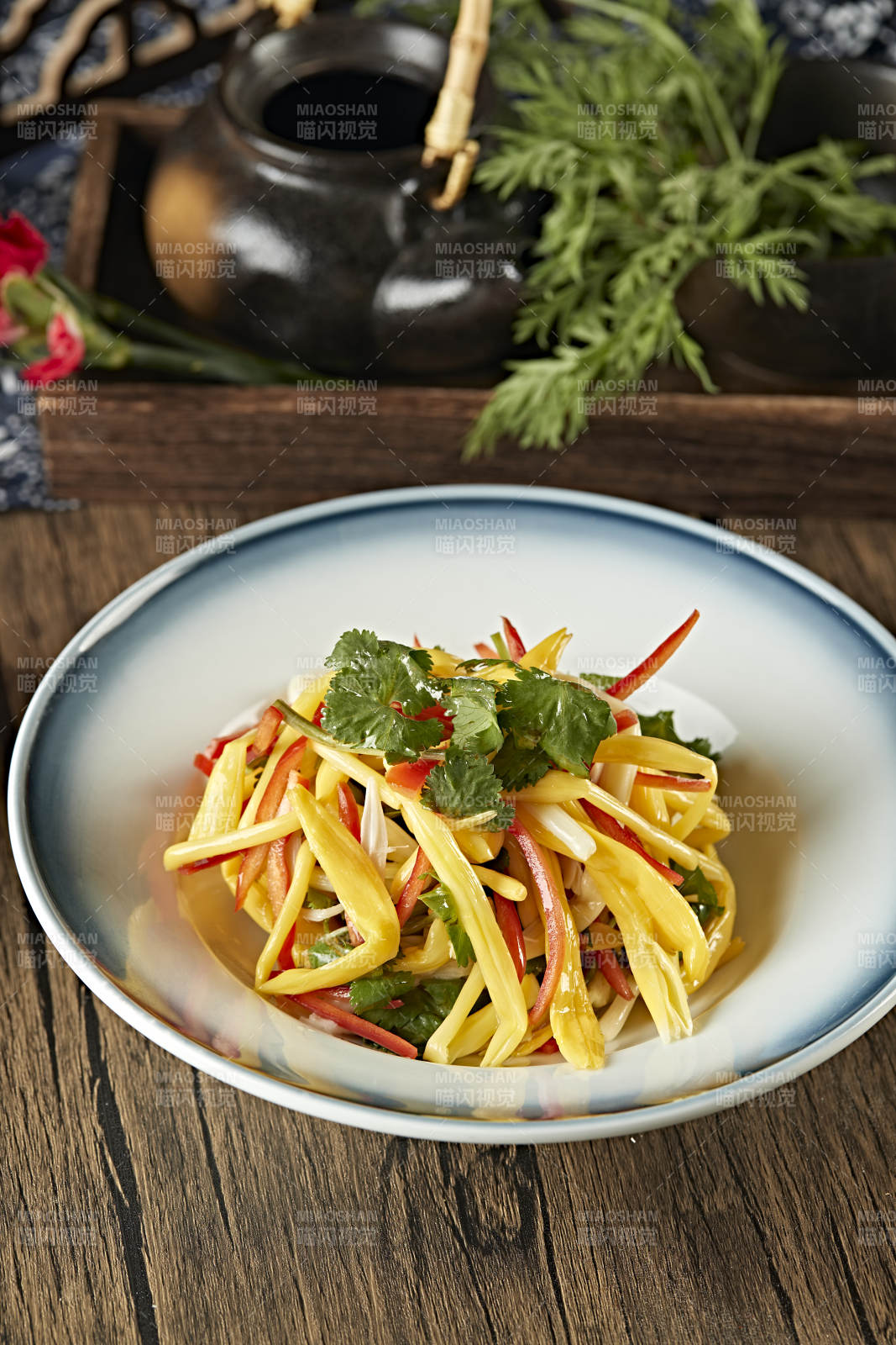 彩椒丝香菜叶巧拌野生黄花菜