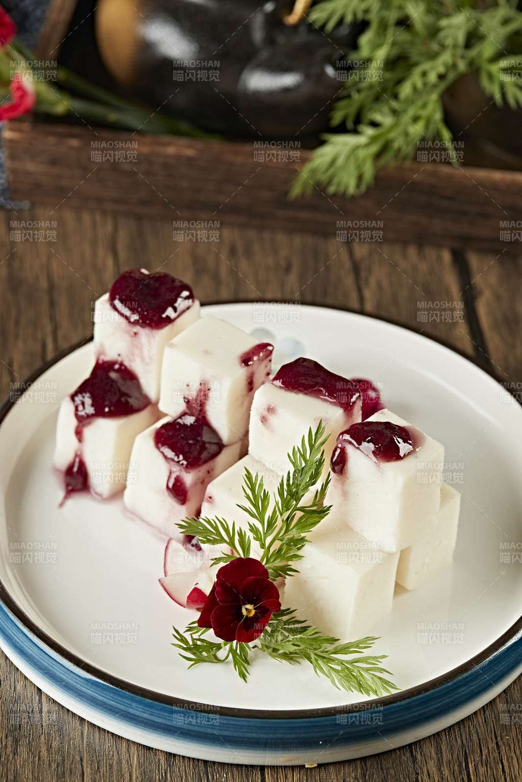 瓷盘装的蓝莓山药泥