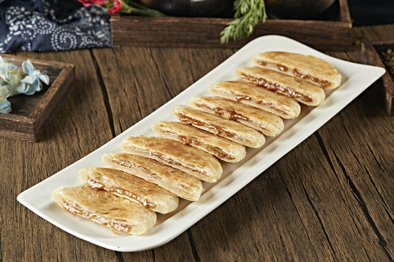 白色瓷盘装美味糖酥饼