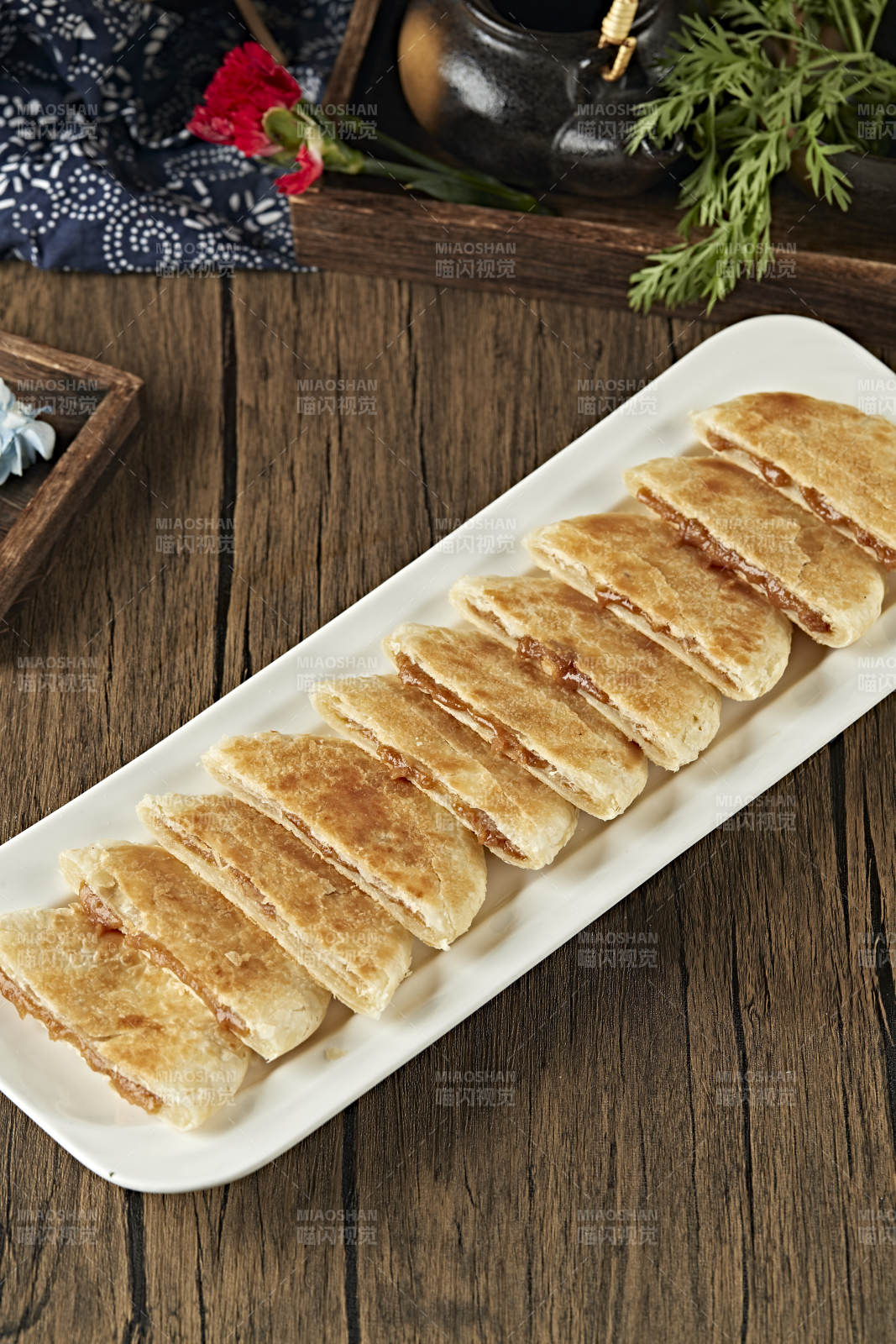 白色瓷盘装美味糖酥饼