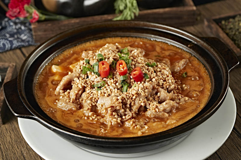 砂锅水煮麻辣牛肉片