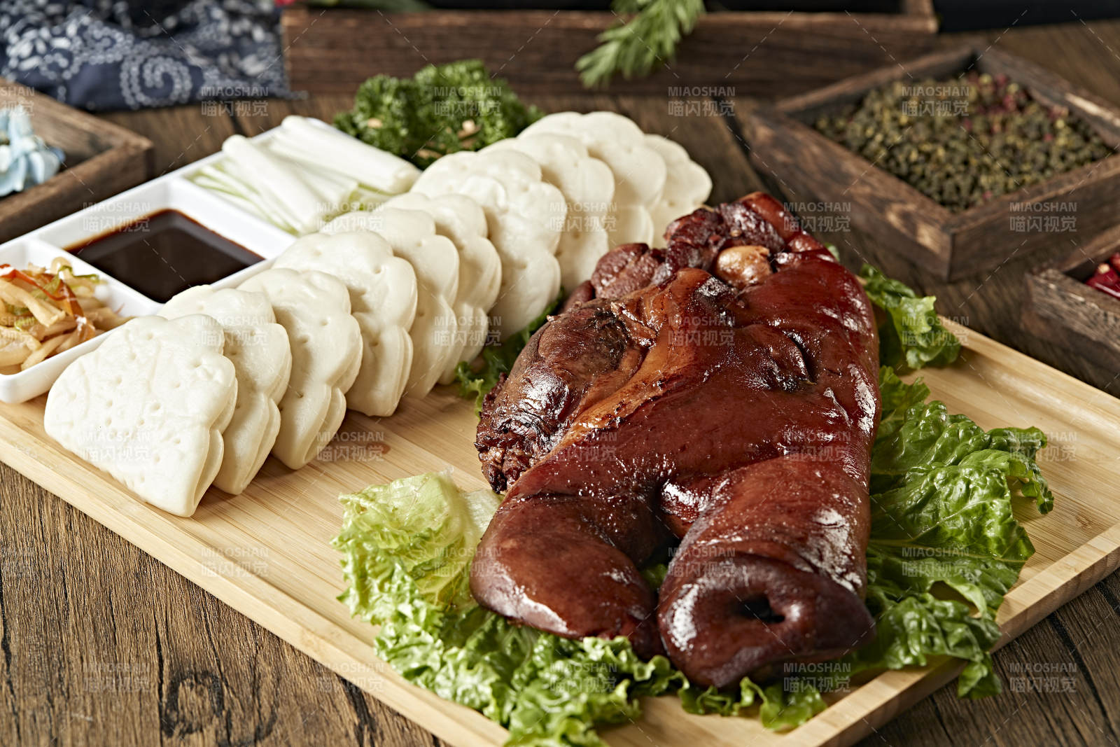 煙熏鹵味豬臉豬頭肉配鍋盔蘸醬菜