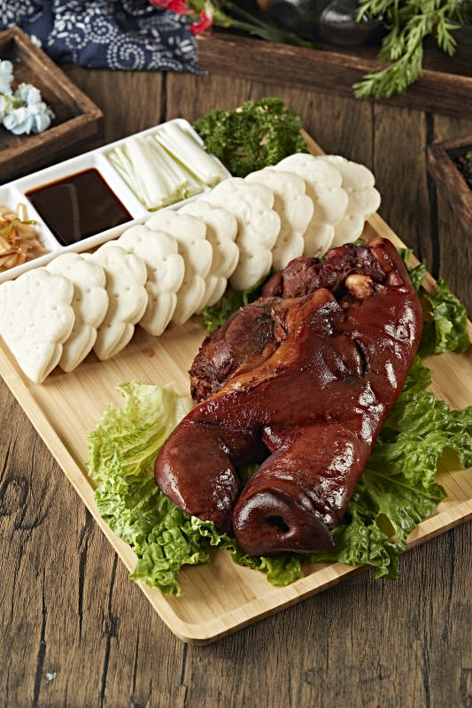 烟熏卤味猪脸猪头肉配锅盔蘸酱菜