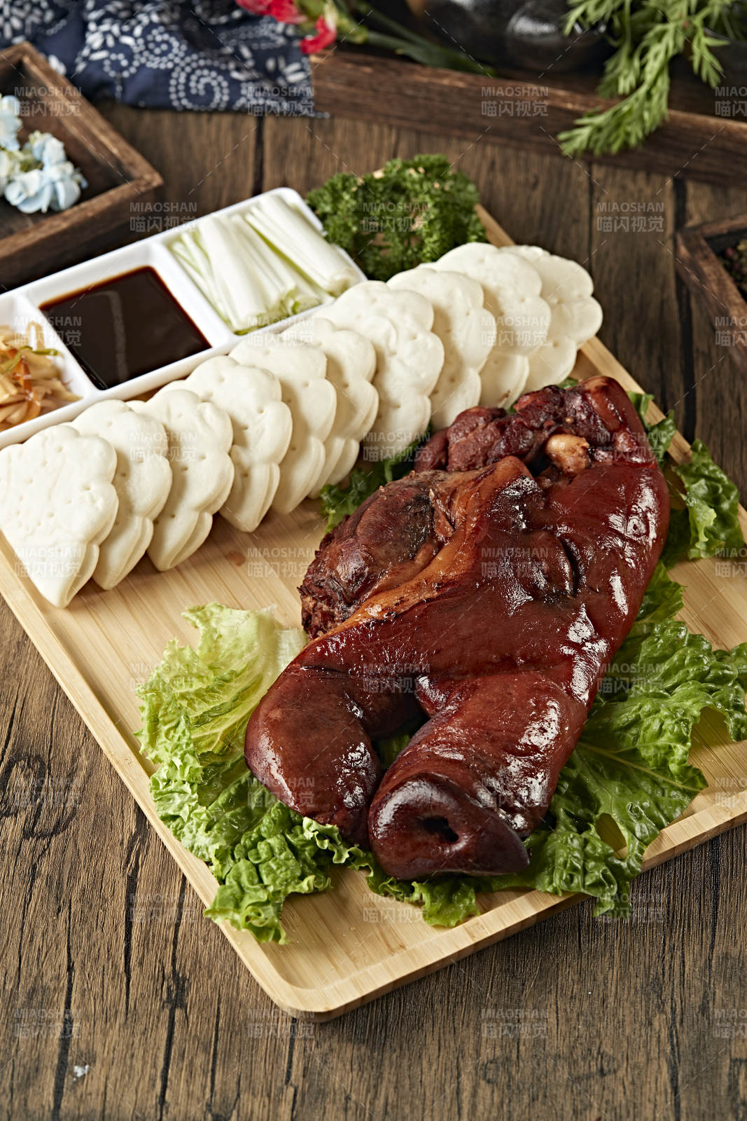 烟熏卤味猪脸猪头肉配锅盔蘸酱菜