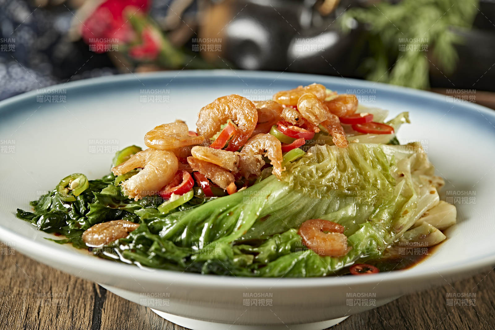 浇汁虾干生菜-摄影图