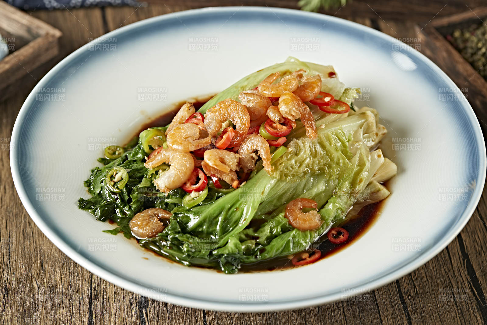 浇汁虾干生菜-摄影图