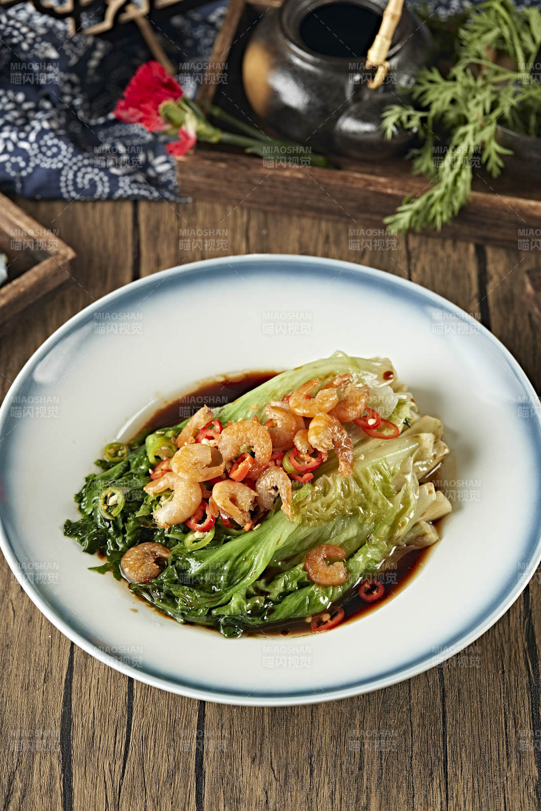 浇汁虾干生菜-摄影图