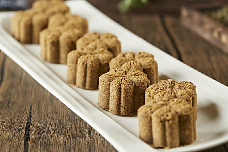 杂粮桃花酥-摄影图