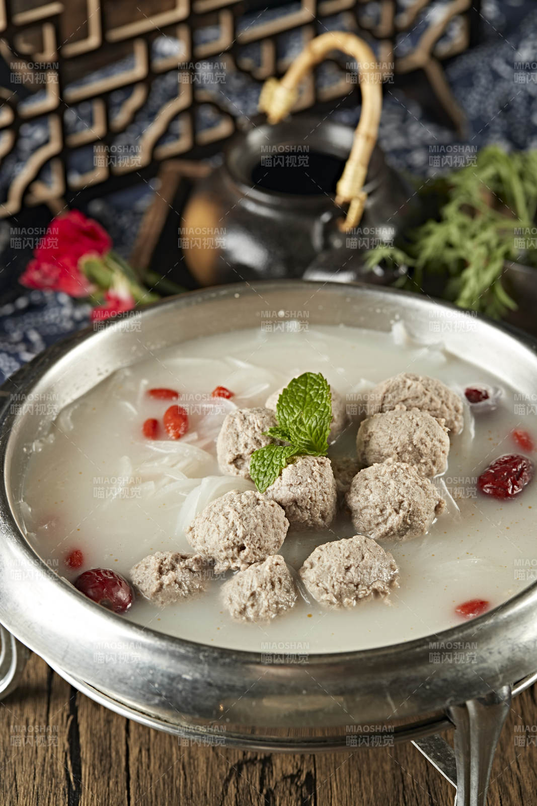 酸汤萝卜炖肉丸