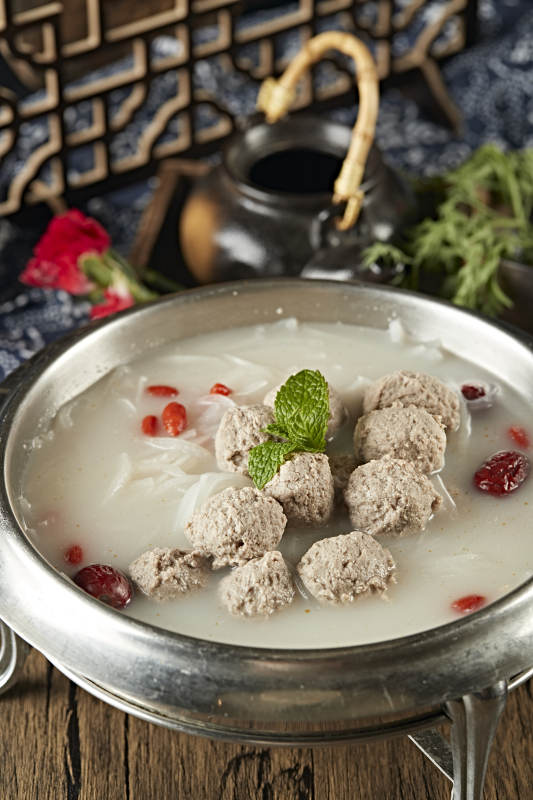 酸汤萝卜炖肉丸