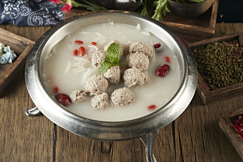 酸汤萝卜炖肉丸